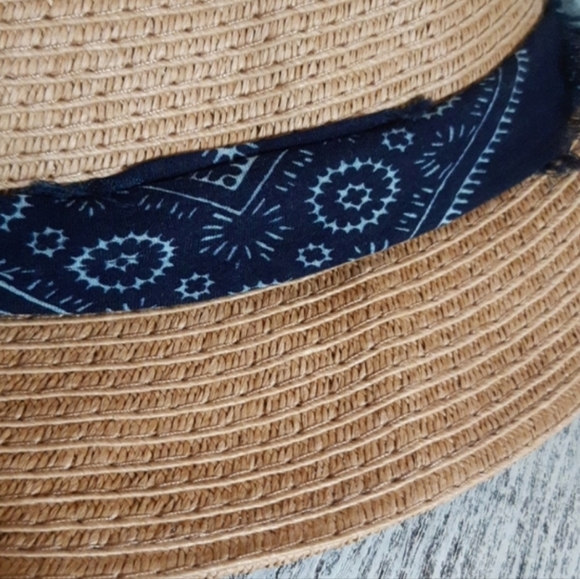 Talula Aritzia Foldable Straw Hat with Ribbon Detail - Picture 3 of 6